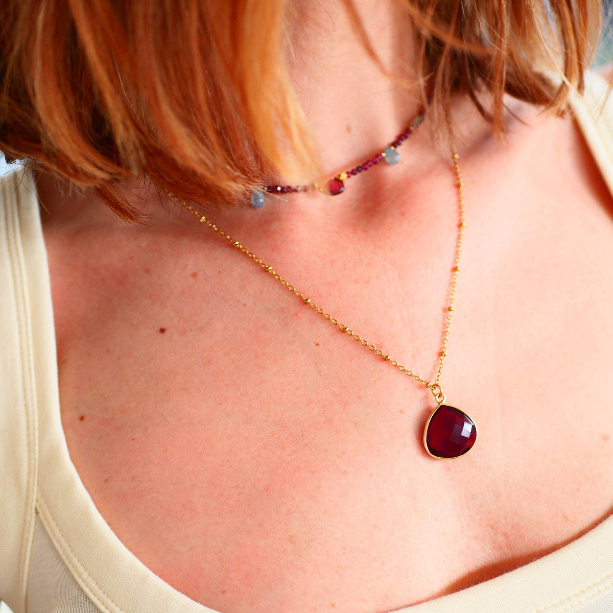 Collar Sagara · granate y aguamarina