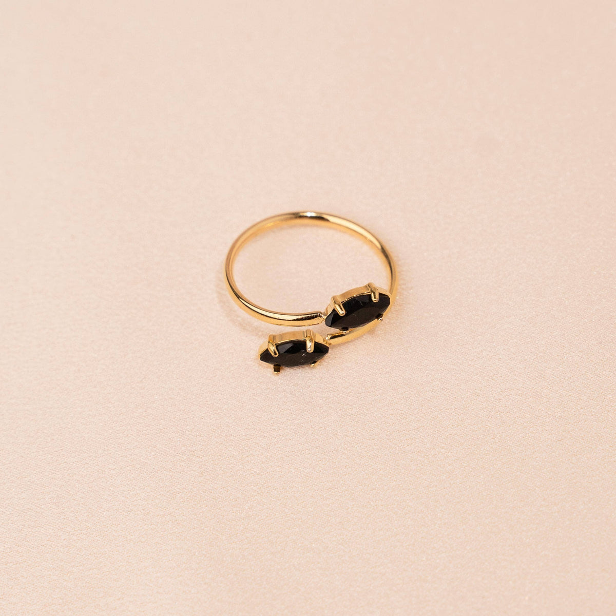 Anillo Dorado Ajustable con Dos Piedras Negras en Acero Inoxidable