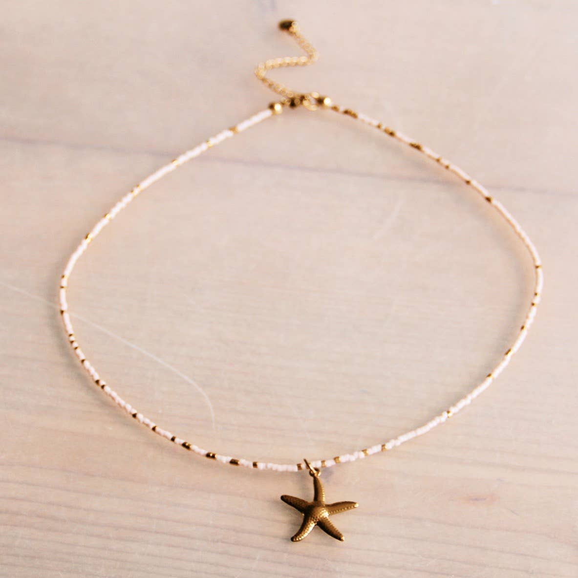 Collar Miyuki con estrella de mar — nude/dorado