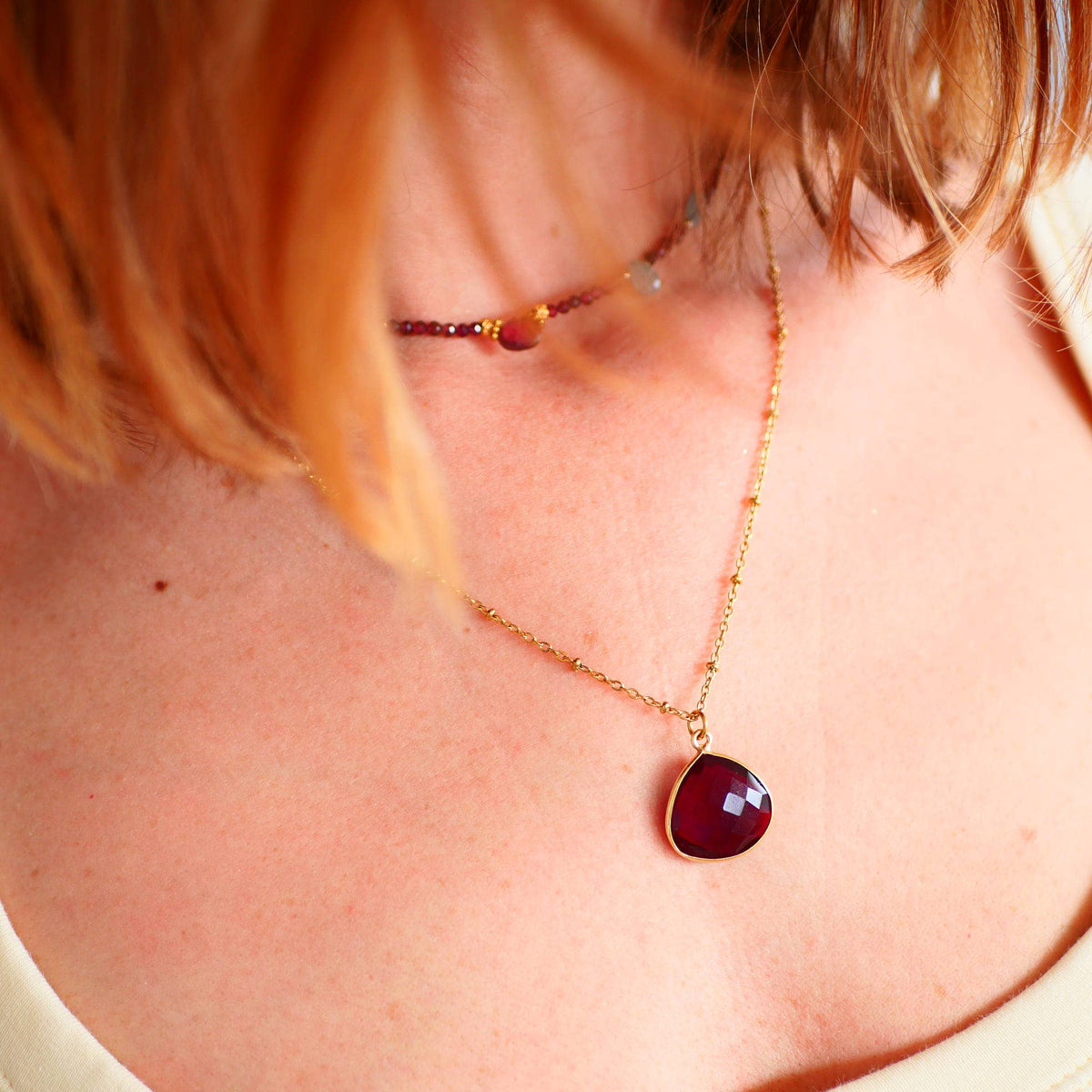 Collar Sagara · granate y aguamarina