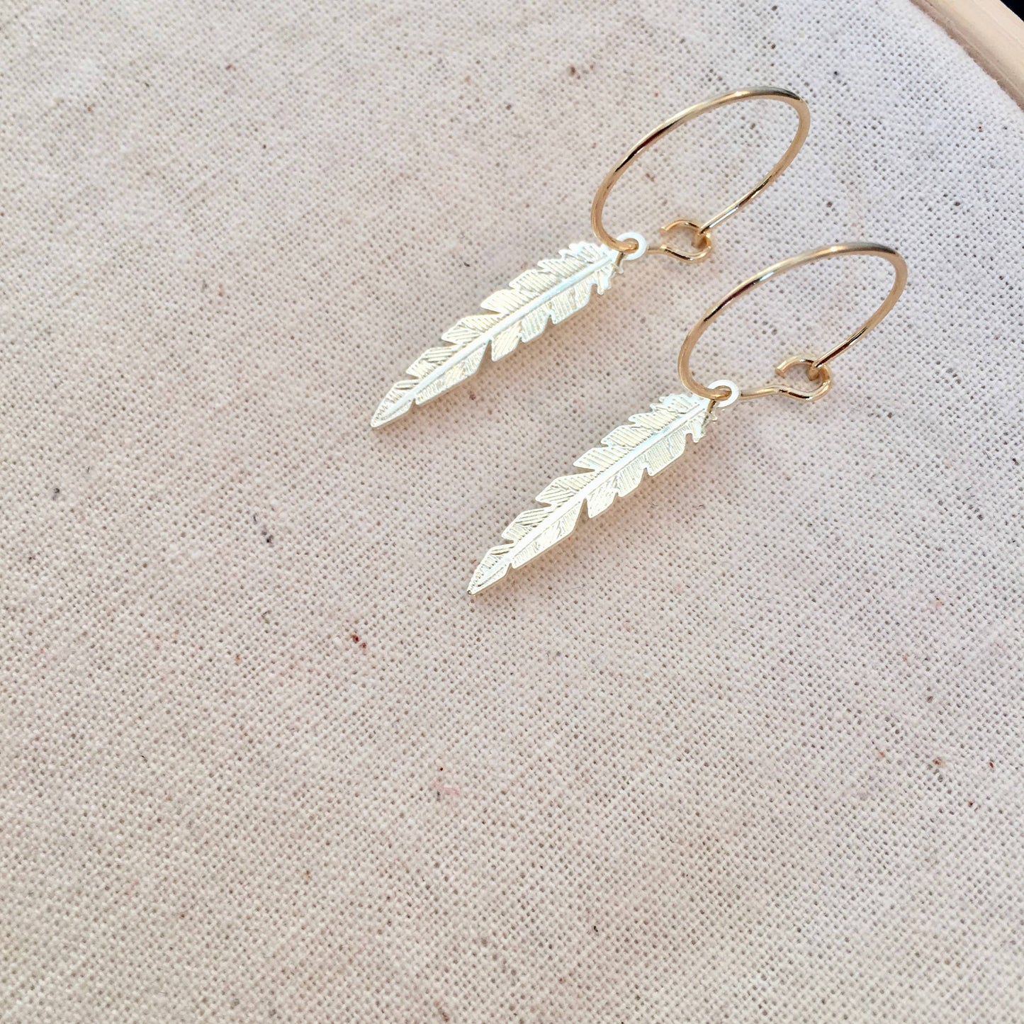 Pendientes de aro chapados en oro con colgante de plumas