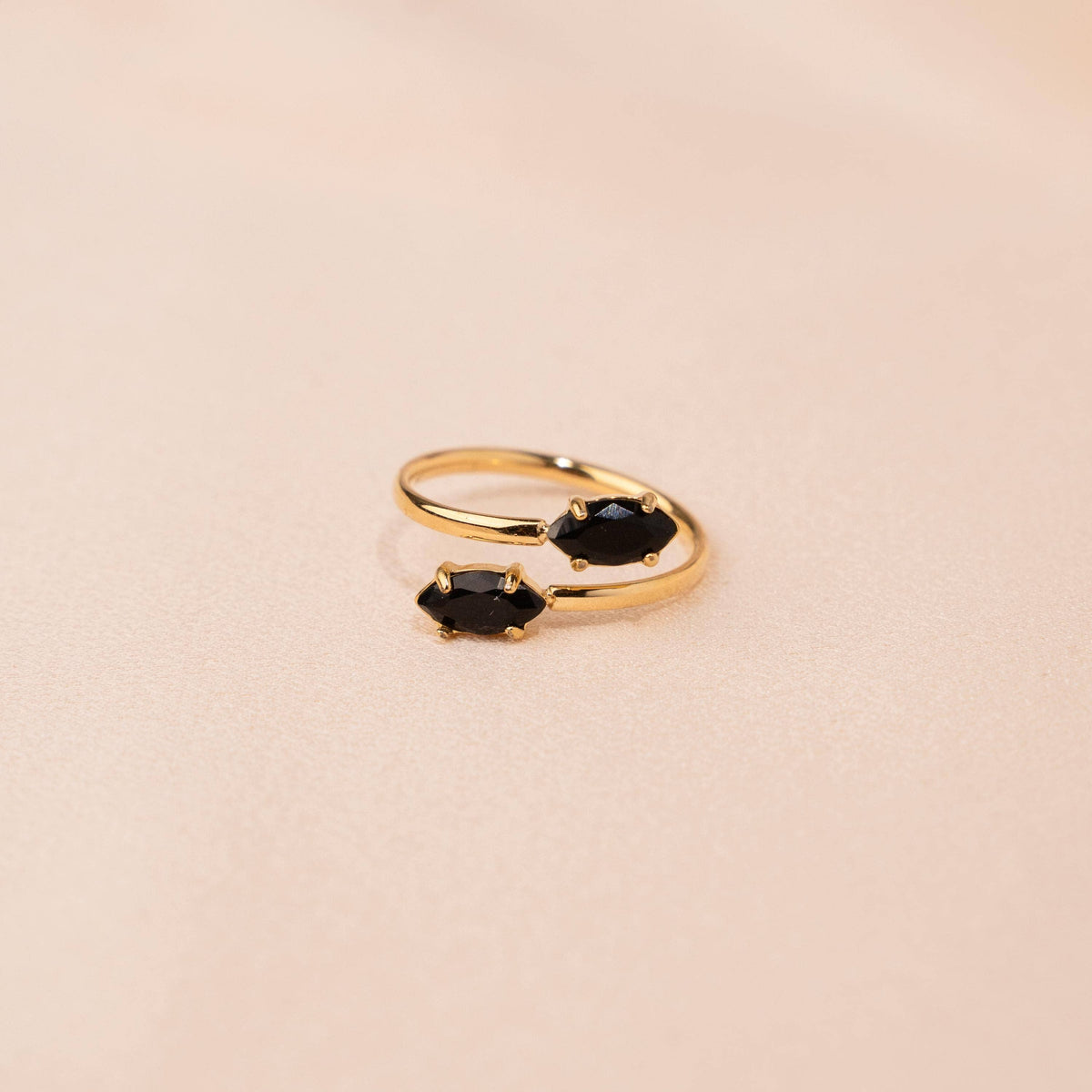 Anillo Dorado Ajustable con Dos Piedras Negras en Acero Inoxidable