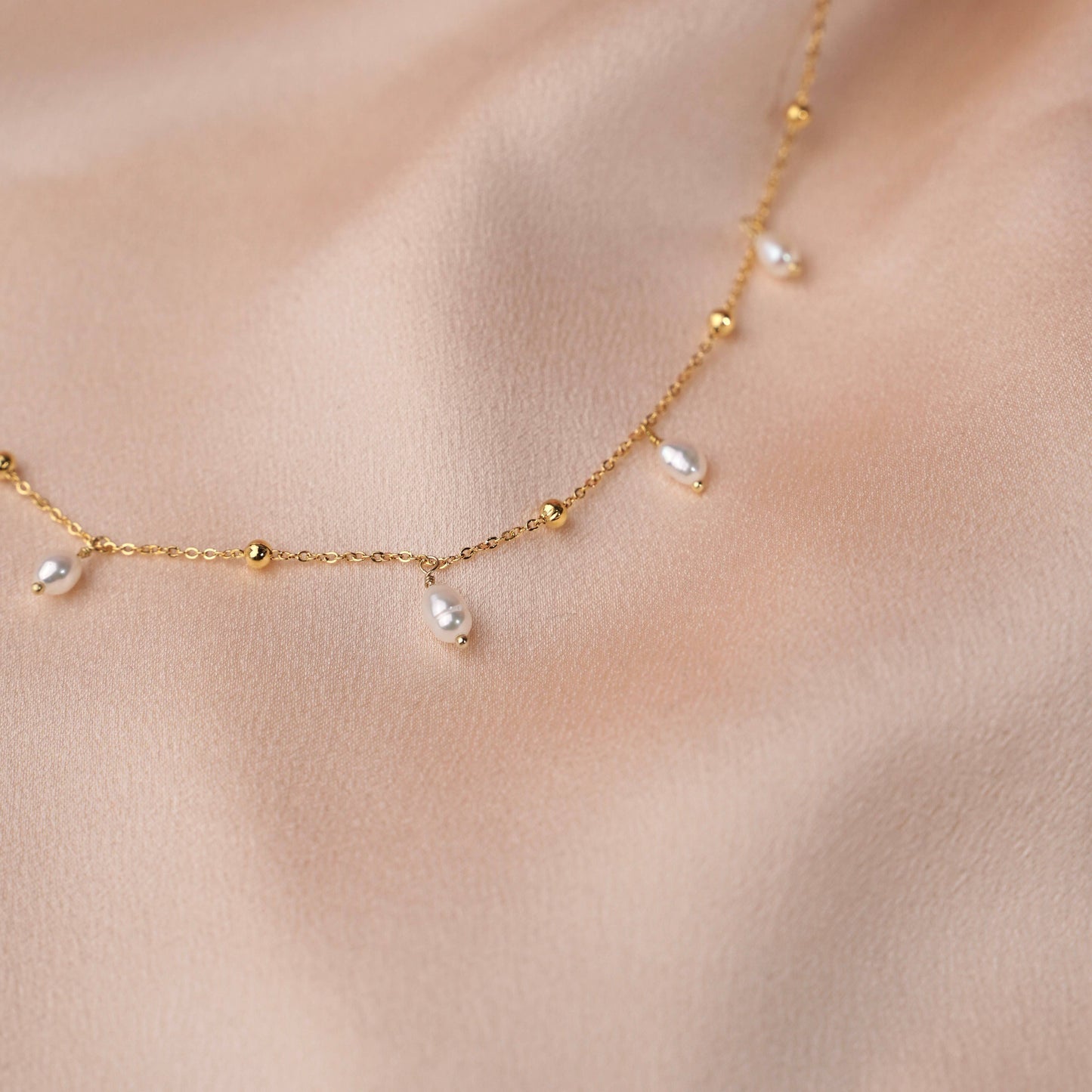 Collar de acero, cadena de bolas, perlas de agua dulce, nácar