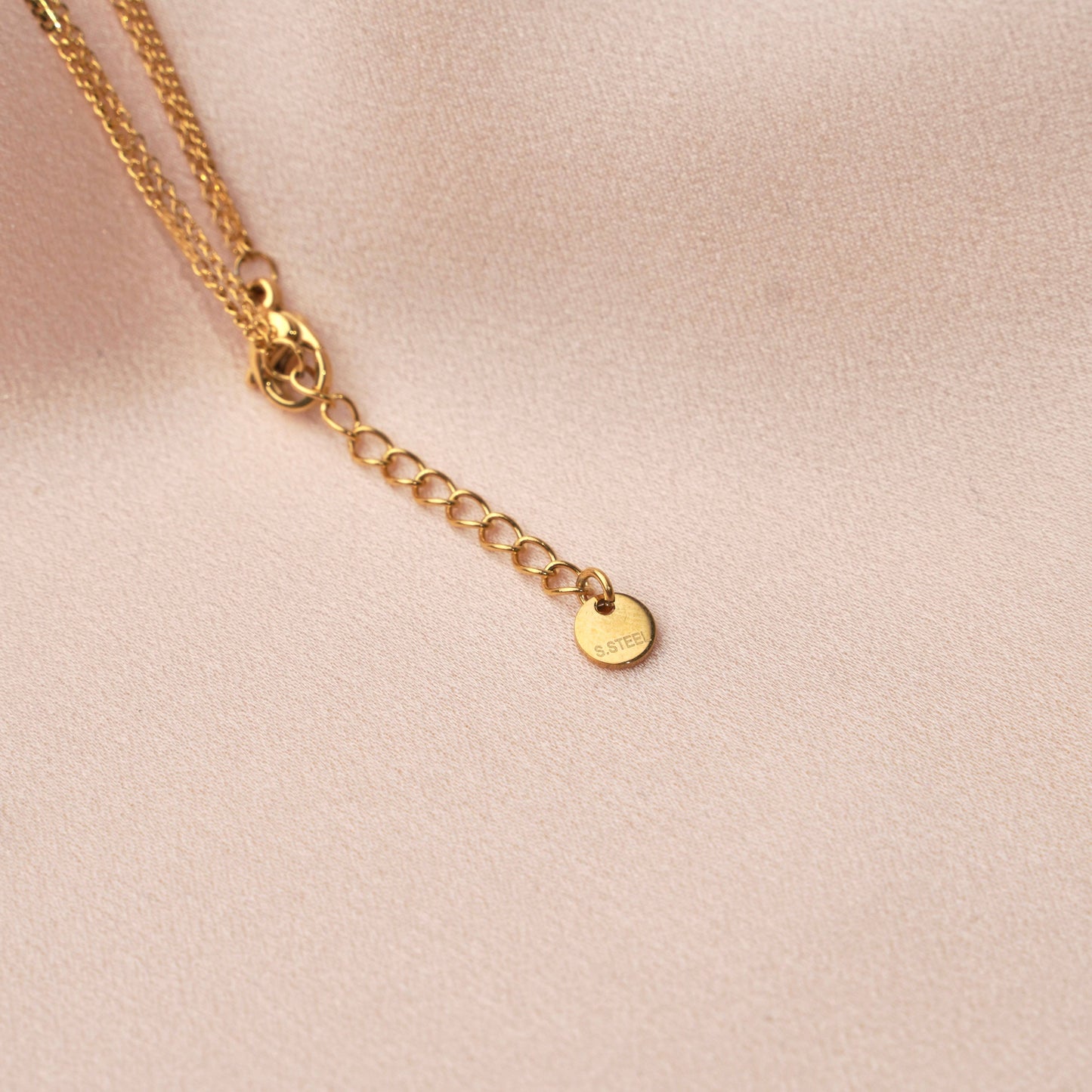 Pulsera blanca con flor y perla de nácar