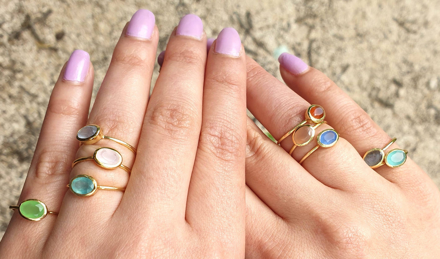 Anillo de piedras preciosas ovaladas, plata y apatita azul