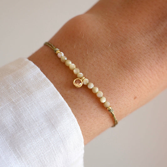 Brazalete de nácar blanco y circonio rosa pálido