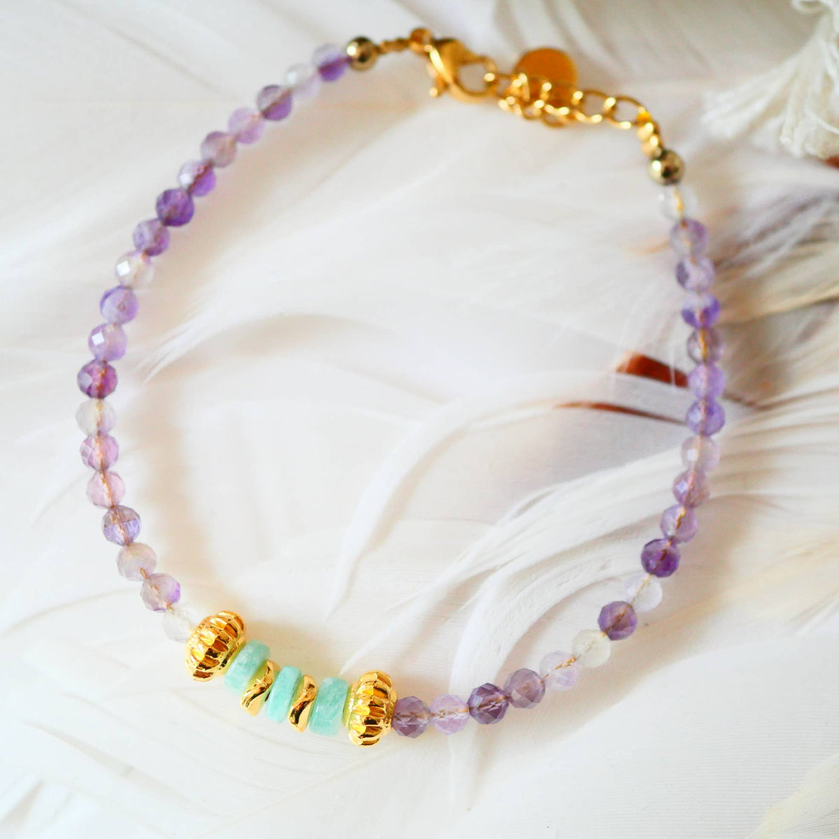 Pulsera Shanti de amatista y amazonita con charms dorados
