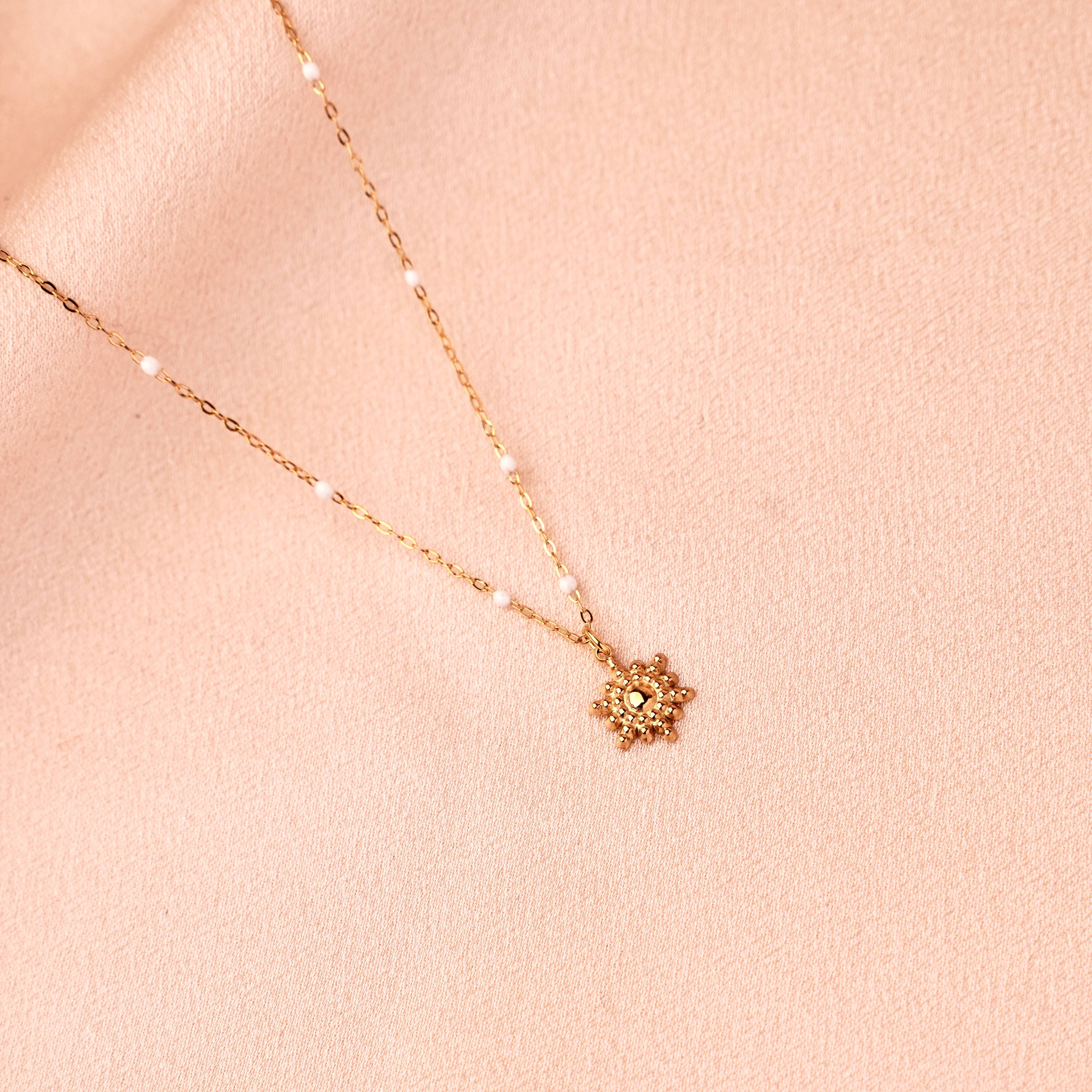 Collar con colgante de sol de acero inoxidableCollar Sol en Acero Inoxidable – Joya Minimalista Dorada