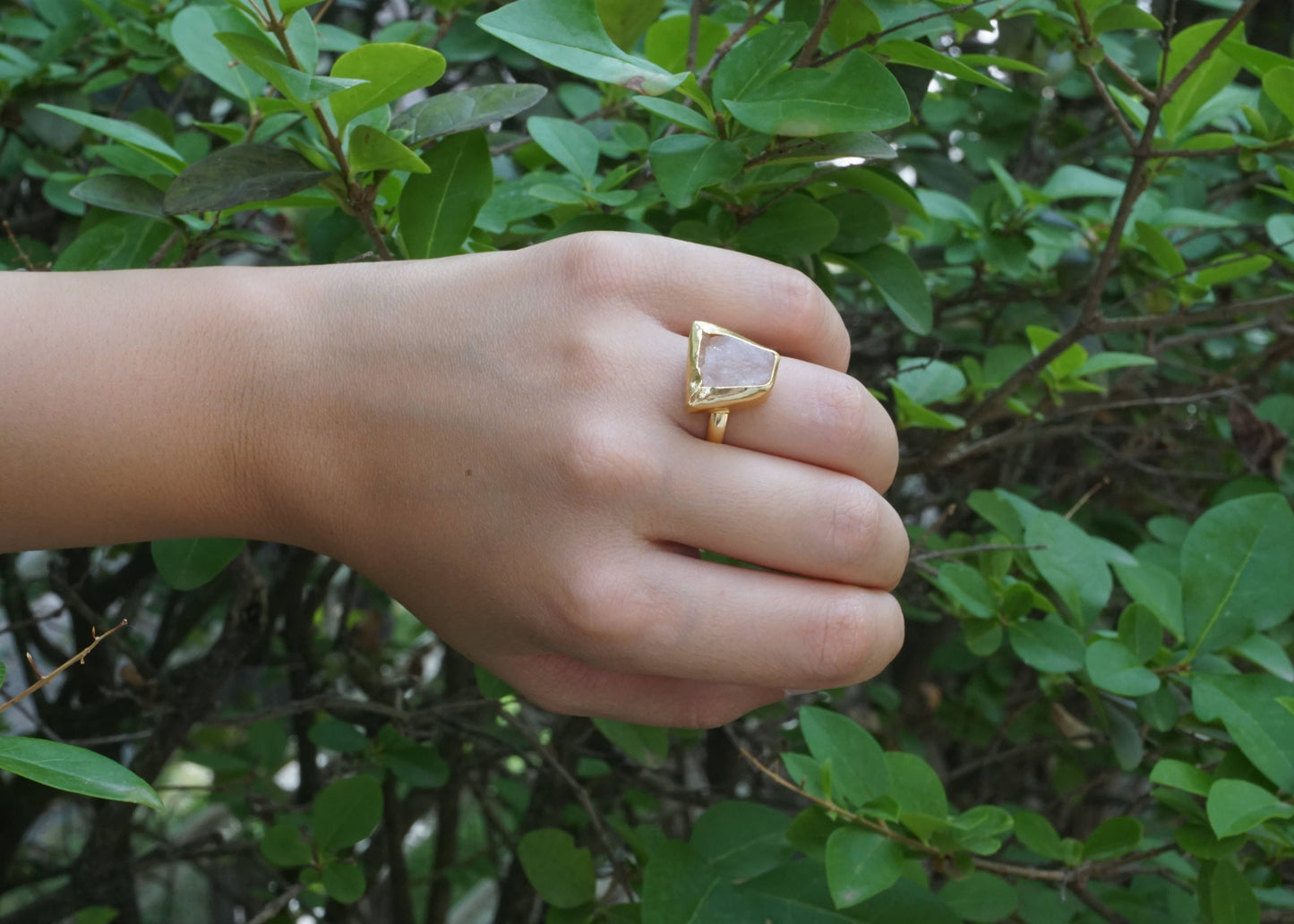 Anillo mujer, dorado de Cuarzo rosa, ajustable