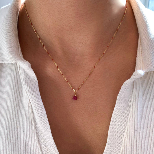 Collar de acero con colgante de piedra rosa fucsia