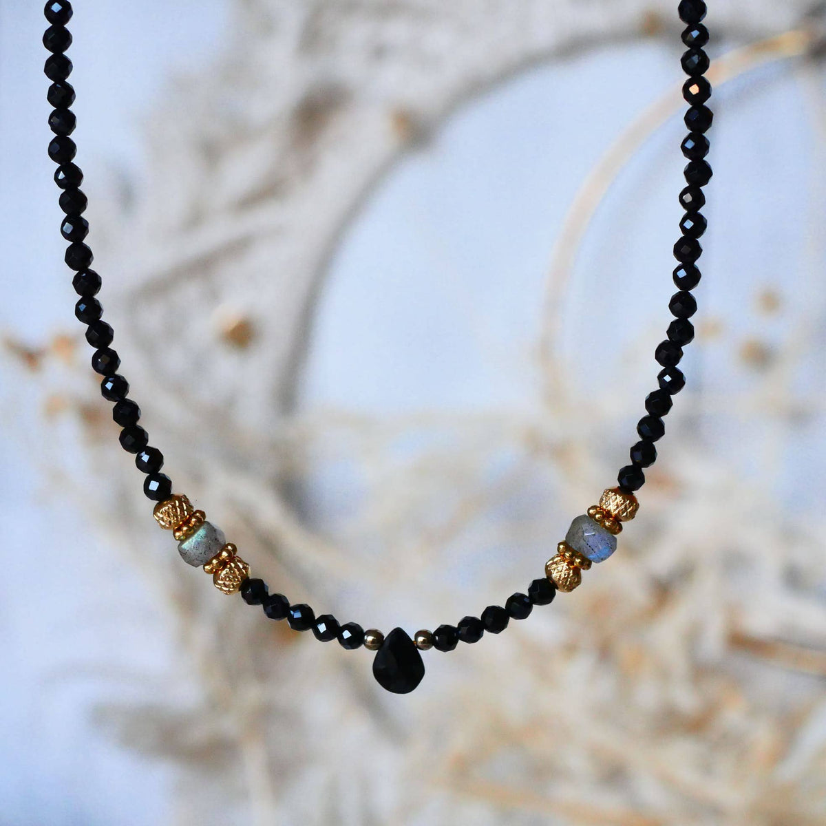 Collar Kala Raksha - Espinela Negra, Ónix, Labradorita