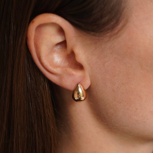 Pendientes abombados en forma de gota de acero inoxidable
