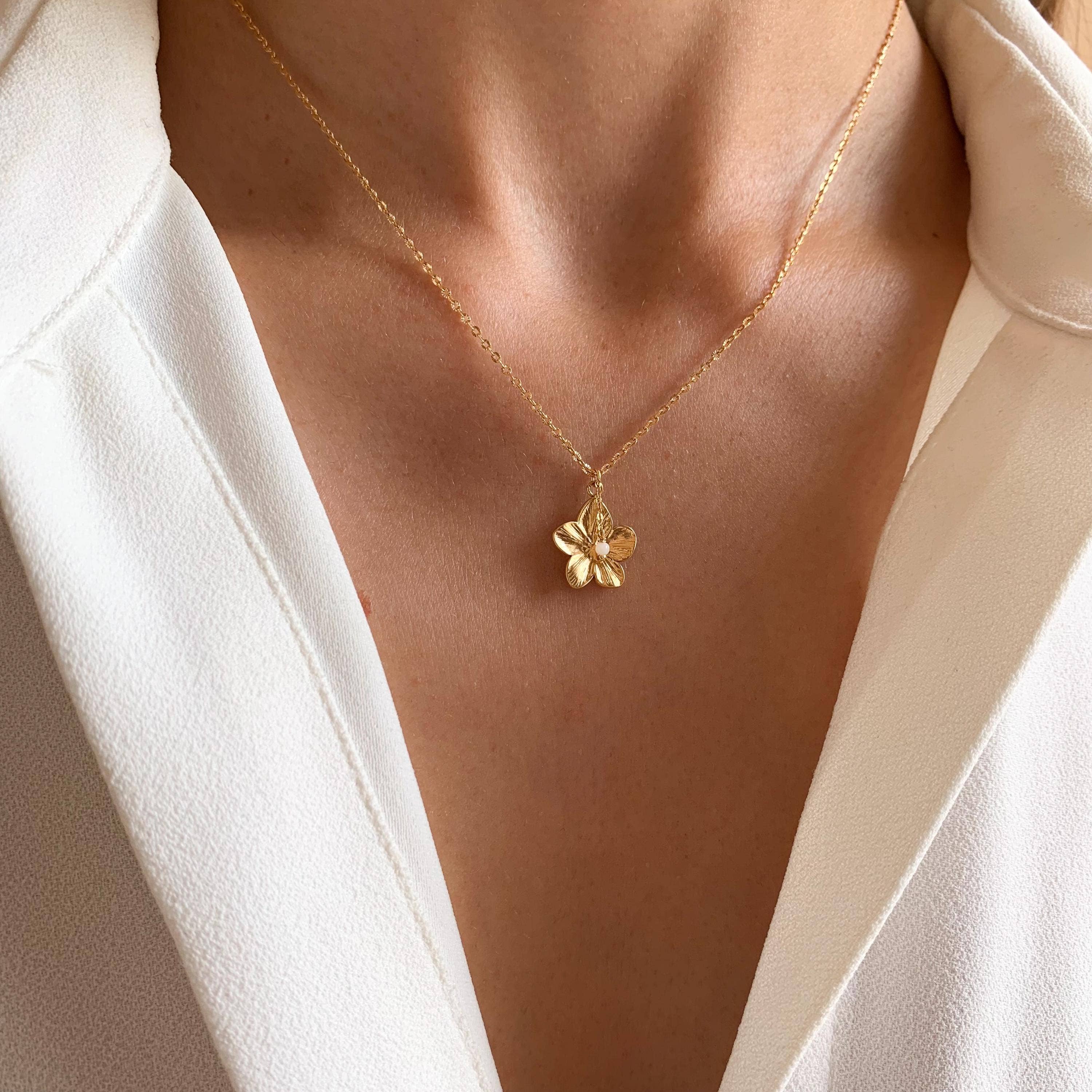 Collar Fino con Flor y Perla de Nácar – Acero Inoxidable Dorado