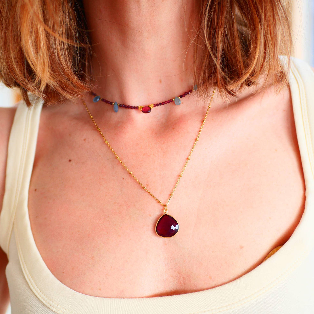 Collar Sagara · granate y aguamarina