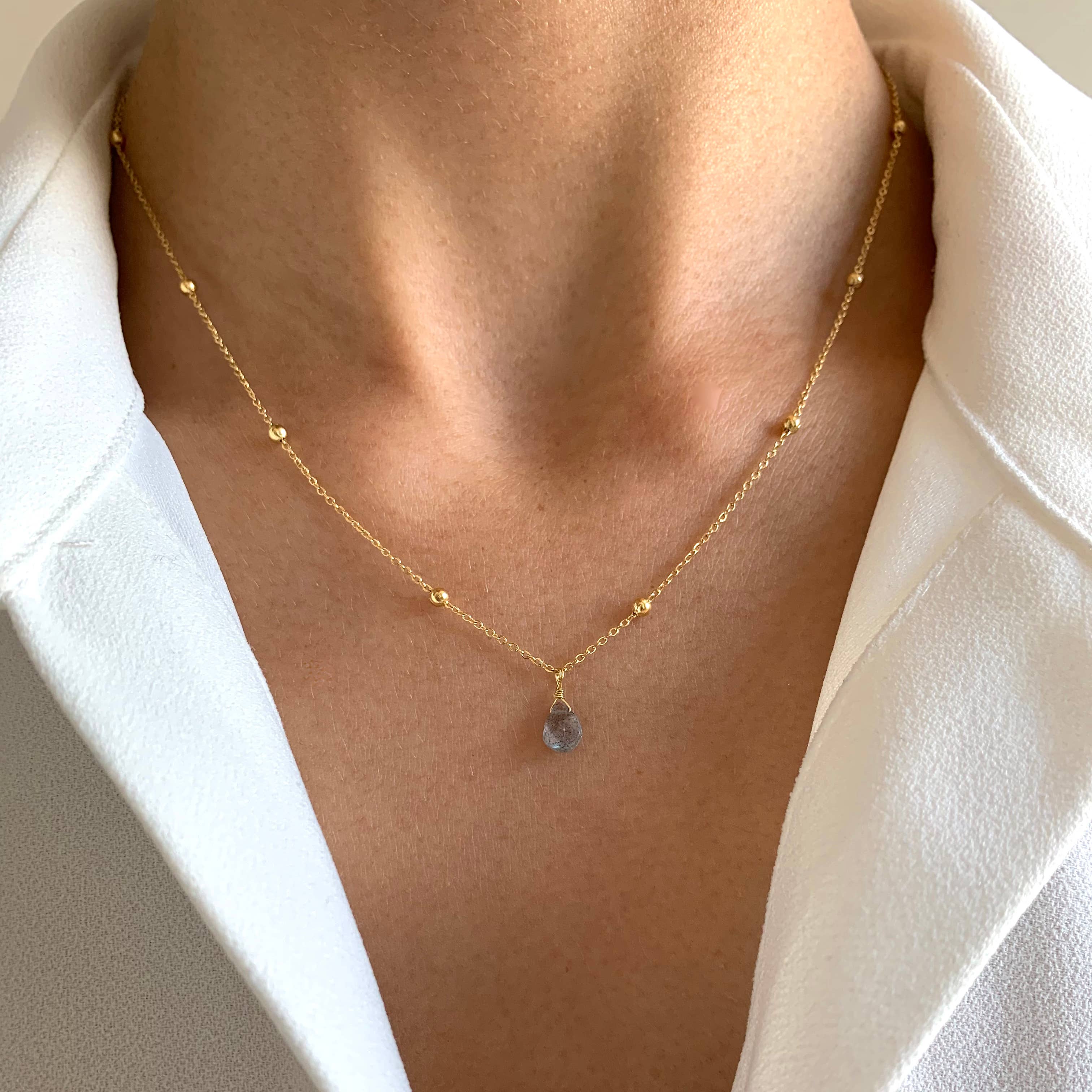 Collar con colgante de piedra fina