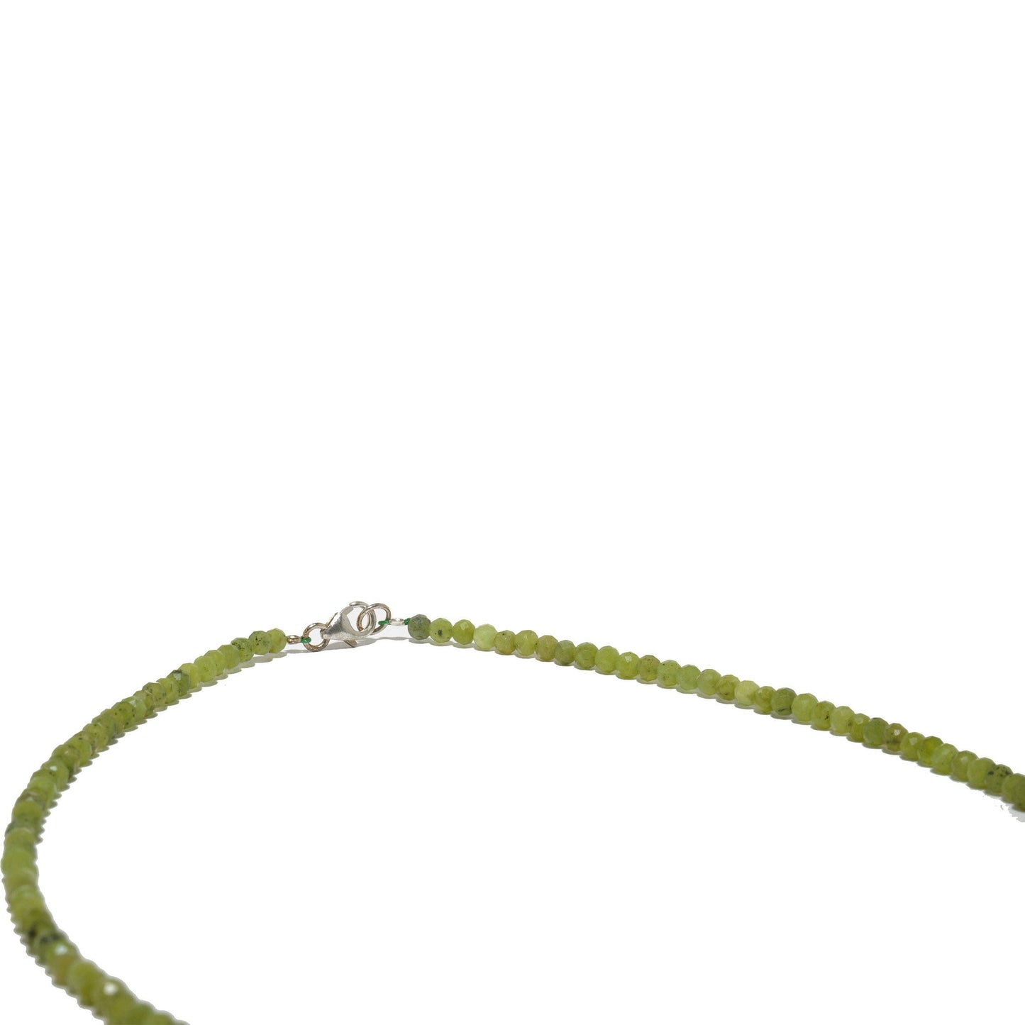 Collar de peridoto oscuro facetado de aproximadamente 3 mm con cierre de plata 925