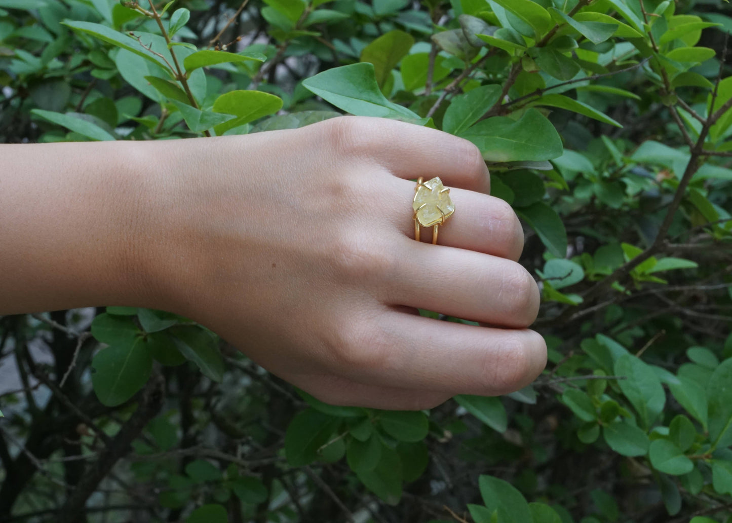 Anillo dorado, mujer. Citrino.