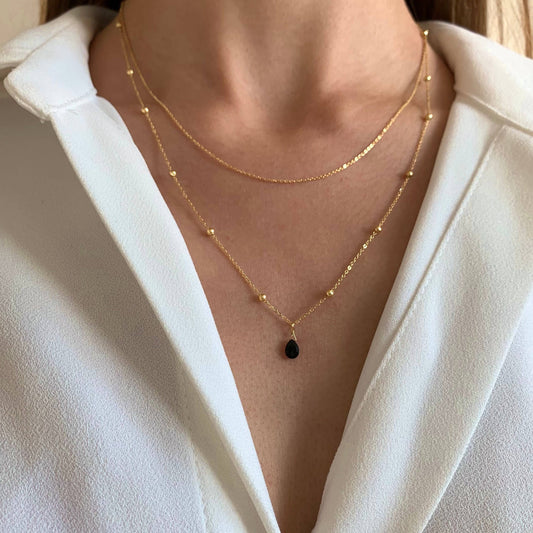 Collar de doble hilera con colgante en forma de lágrima de ónice