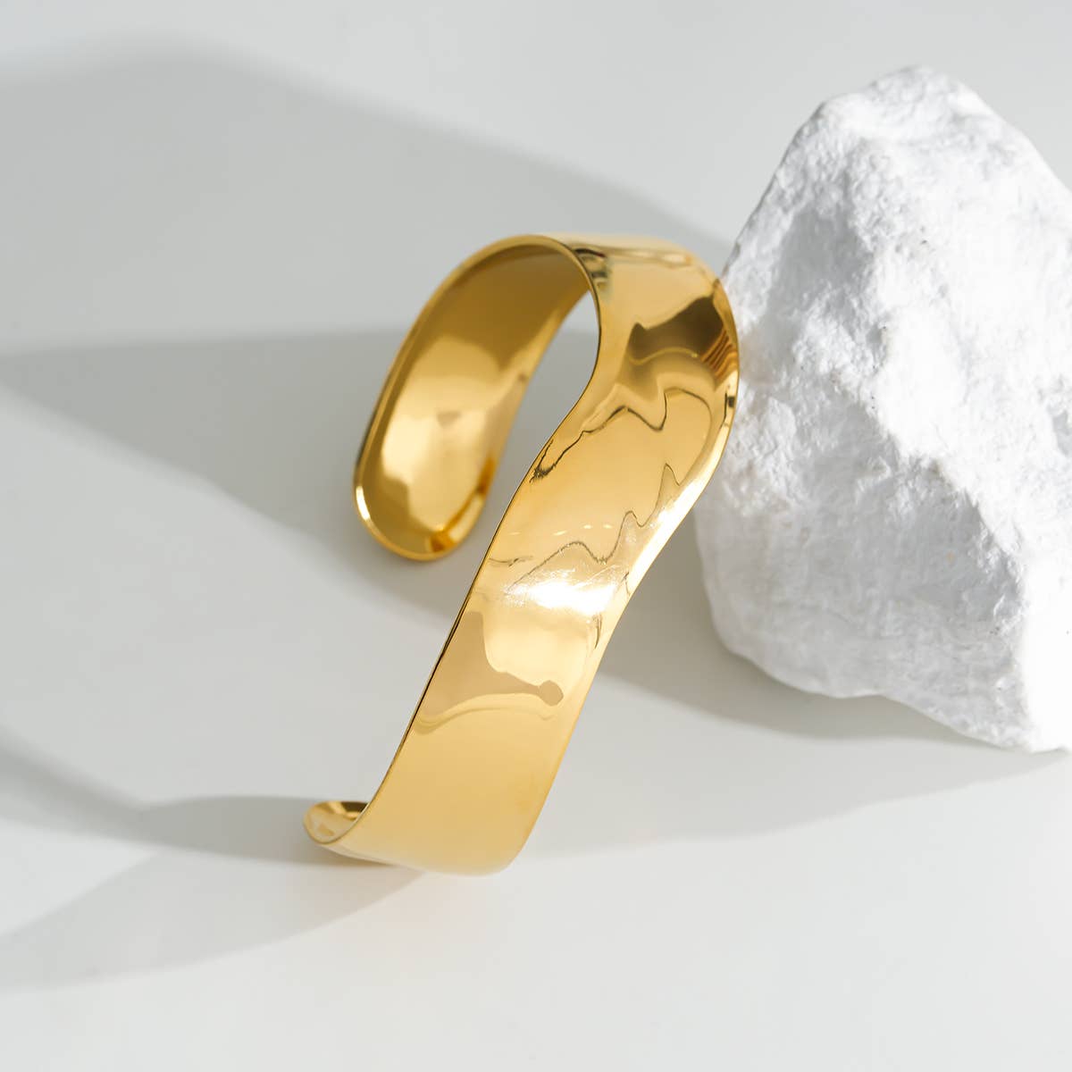 Brazalete grande de oro curvo