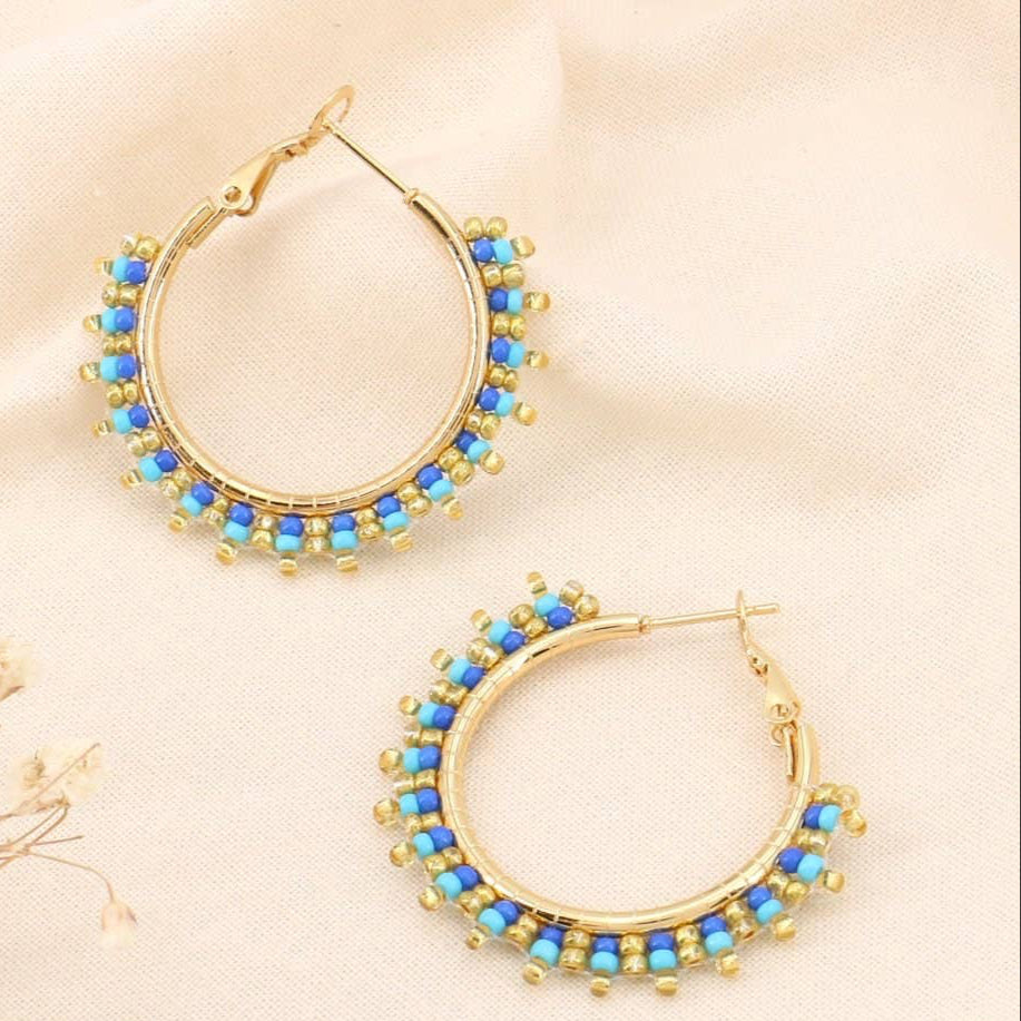 Pendientes de aro de acero inoxidable con perlas de semillas bordadas