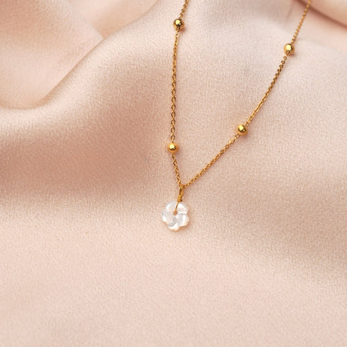 Collar con colgante de flor de nácar blanco