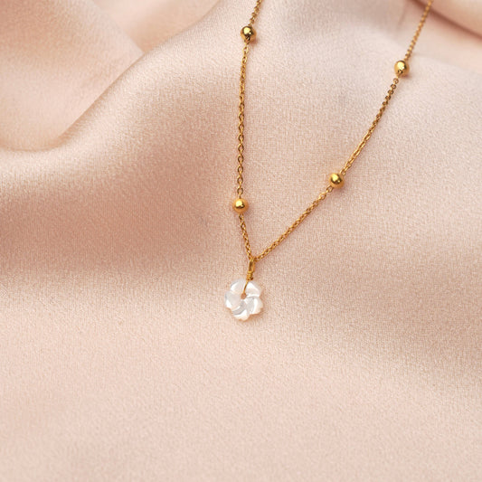 Collar con colgante de flor de nácar blanco