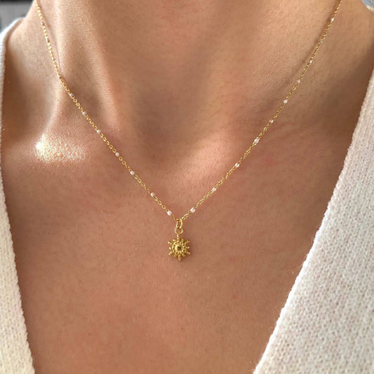 Collar con colgante de sol de acero inoxidable