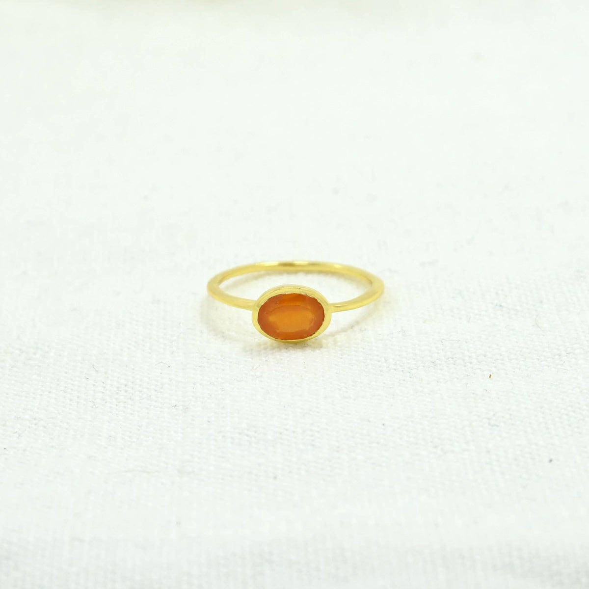Anillo de piedras preciosas ovaladas, plata y cornalina naranja