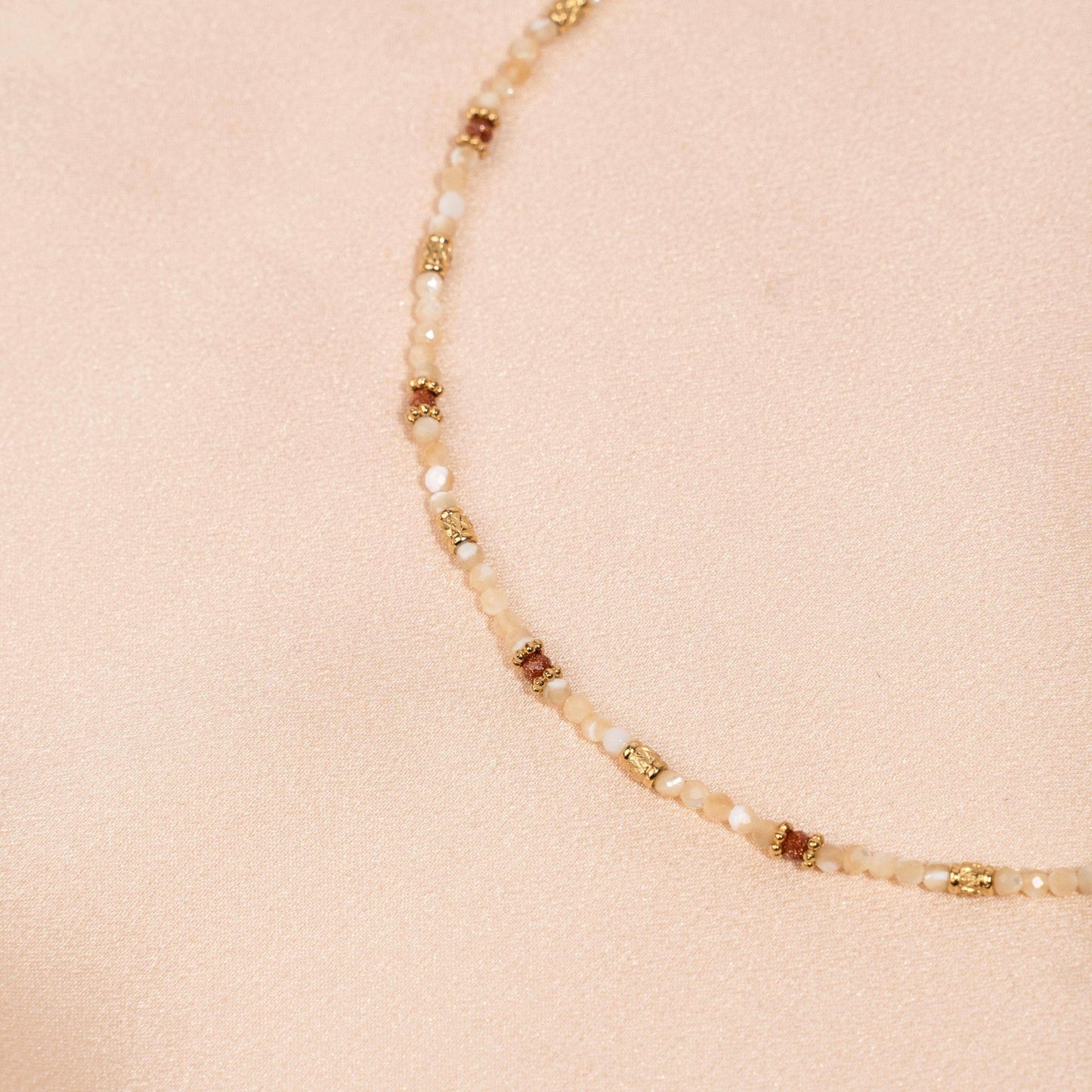 Collar de nácar blanco natural con cuentas multicolor