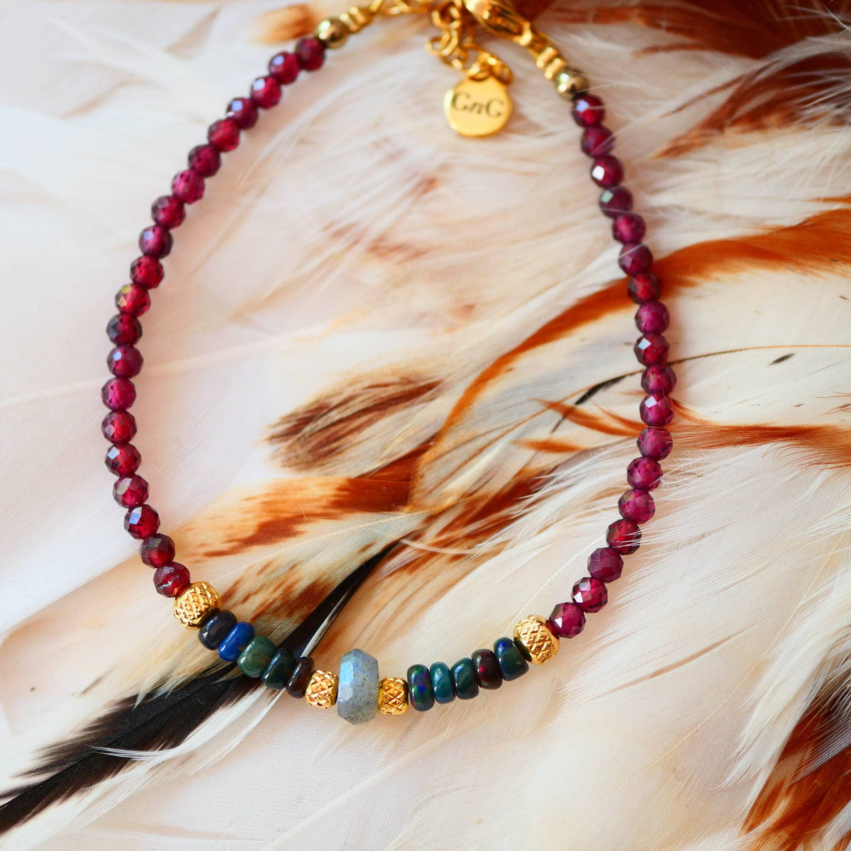 Pulsera Tamas · granate, ópalo negro y labradorita