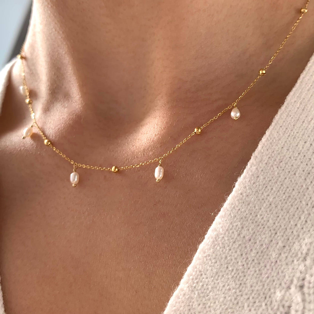 Collar delicado de perlas de agua dulce y nácar