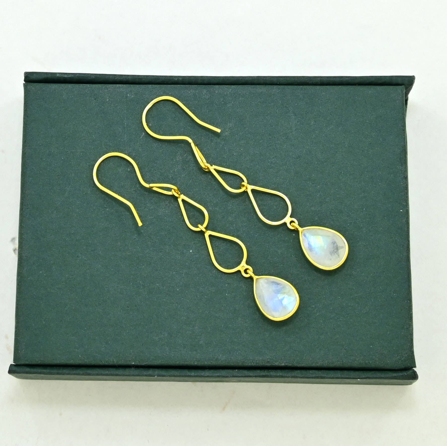 Pendiente Cecily de Plata 925 Chapado en Oro - Piedra Lunar Arcoíris