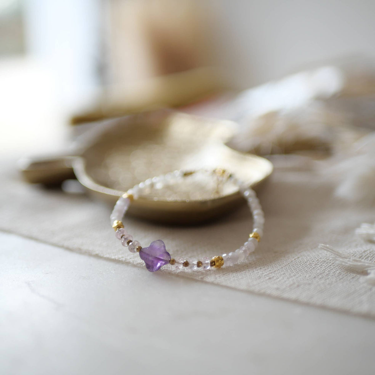 Pulsera Bhagvanti de Piedra Luna, Morganita y Trébol de Amatista