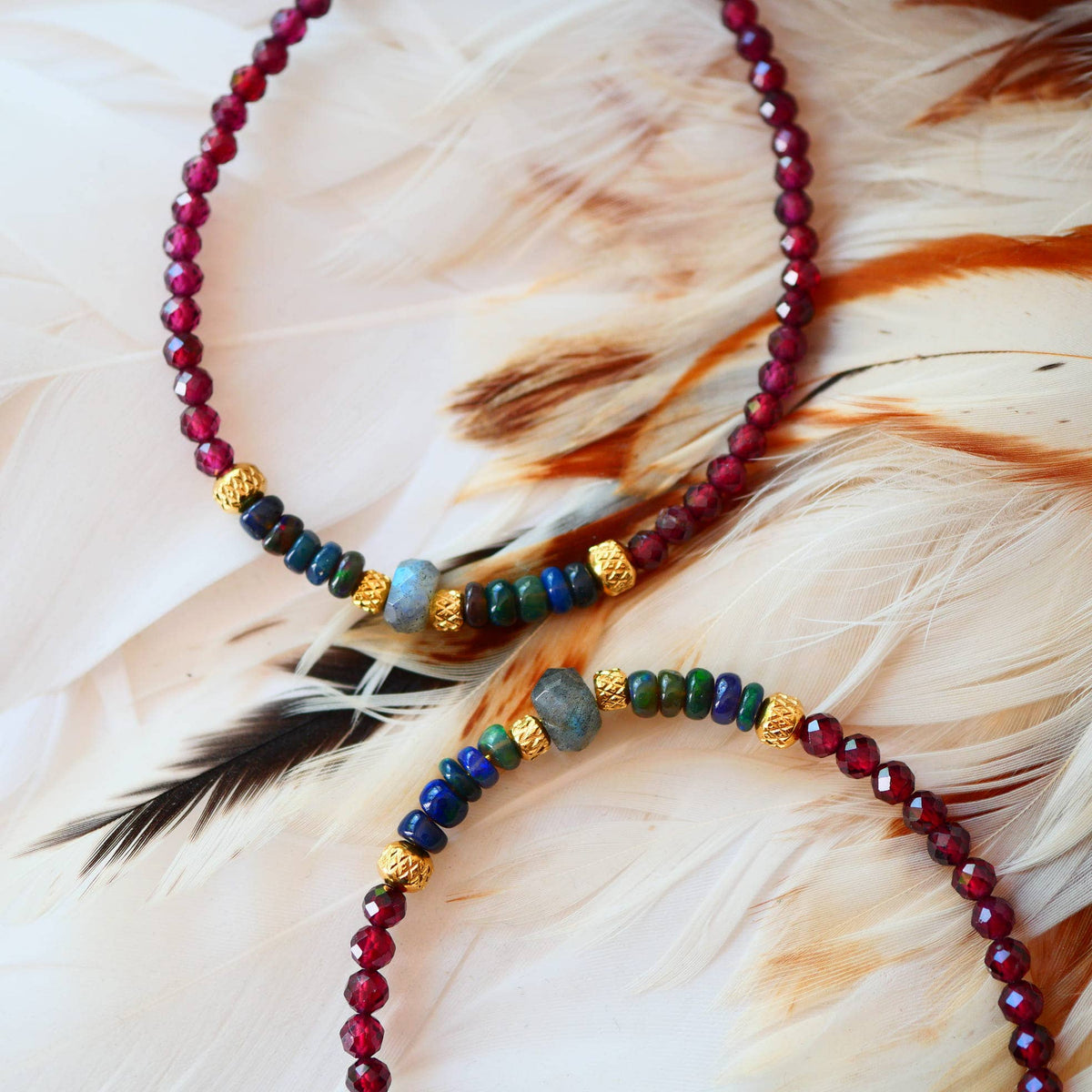 Pulsera Tamas · granate, ópalo negro y labradorita