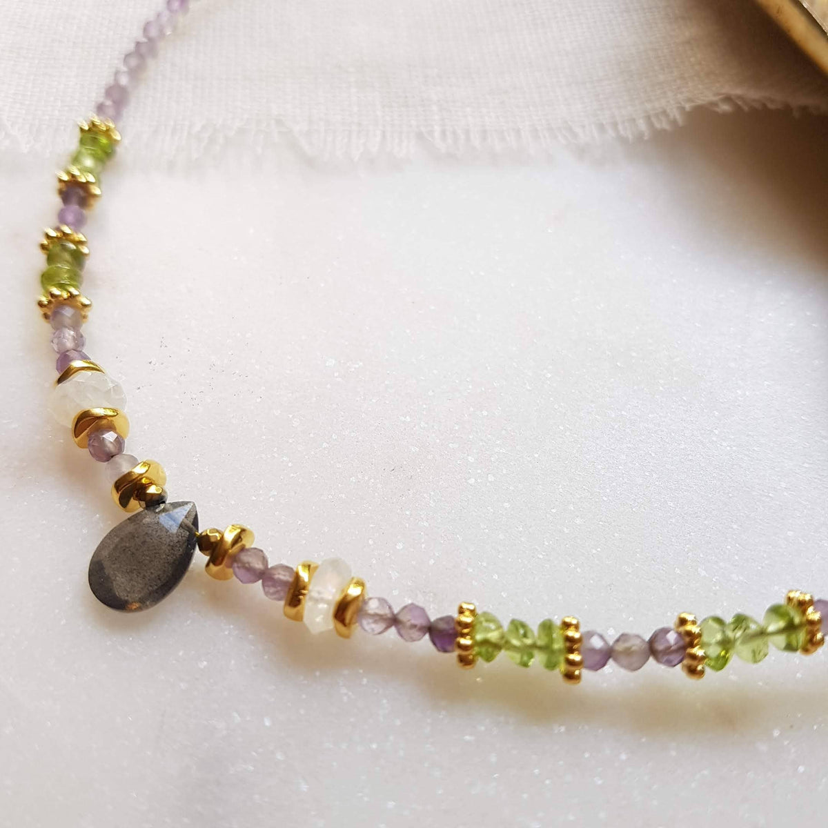 Elyna - Collar Choker de Labradorita, Amatista, Peridoto y Piedra Luna