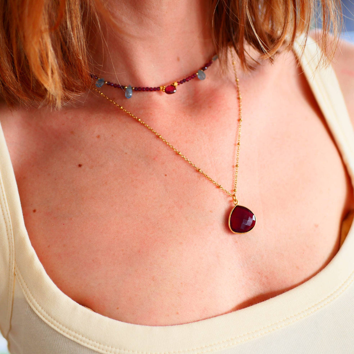 Collar Sagara · granate y aguamarina