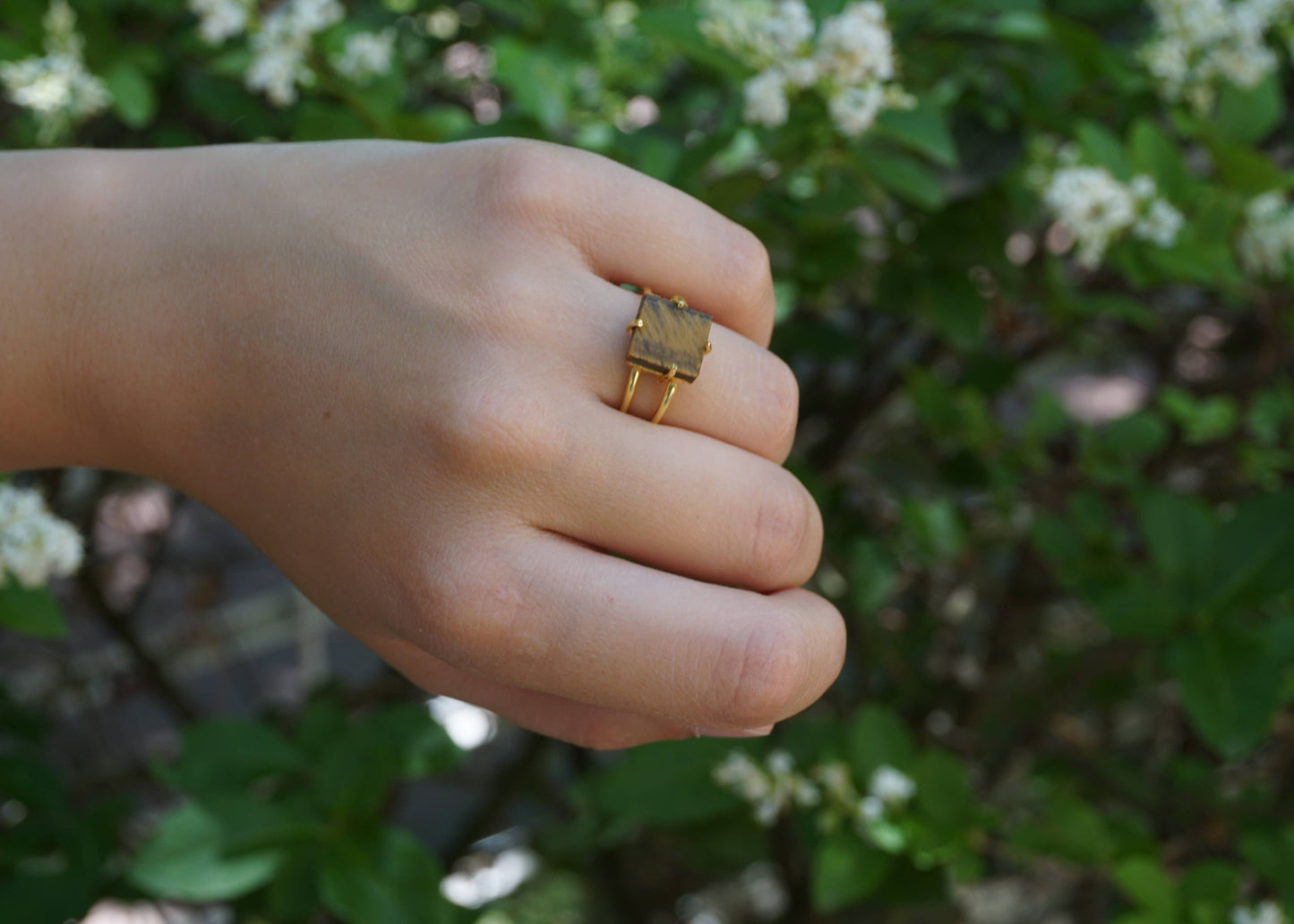 Anillos: Ojo de tigre. Dorado ajustable, mujer. Hecho a mano