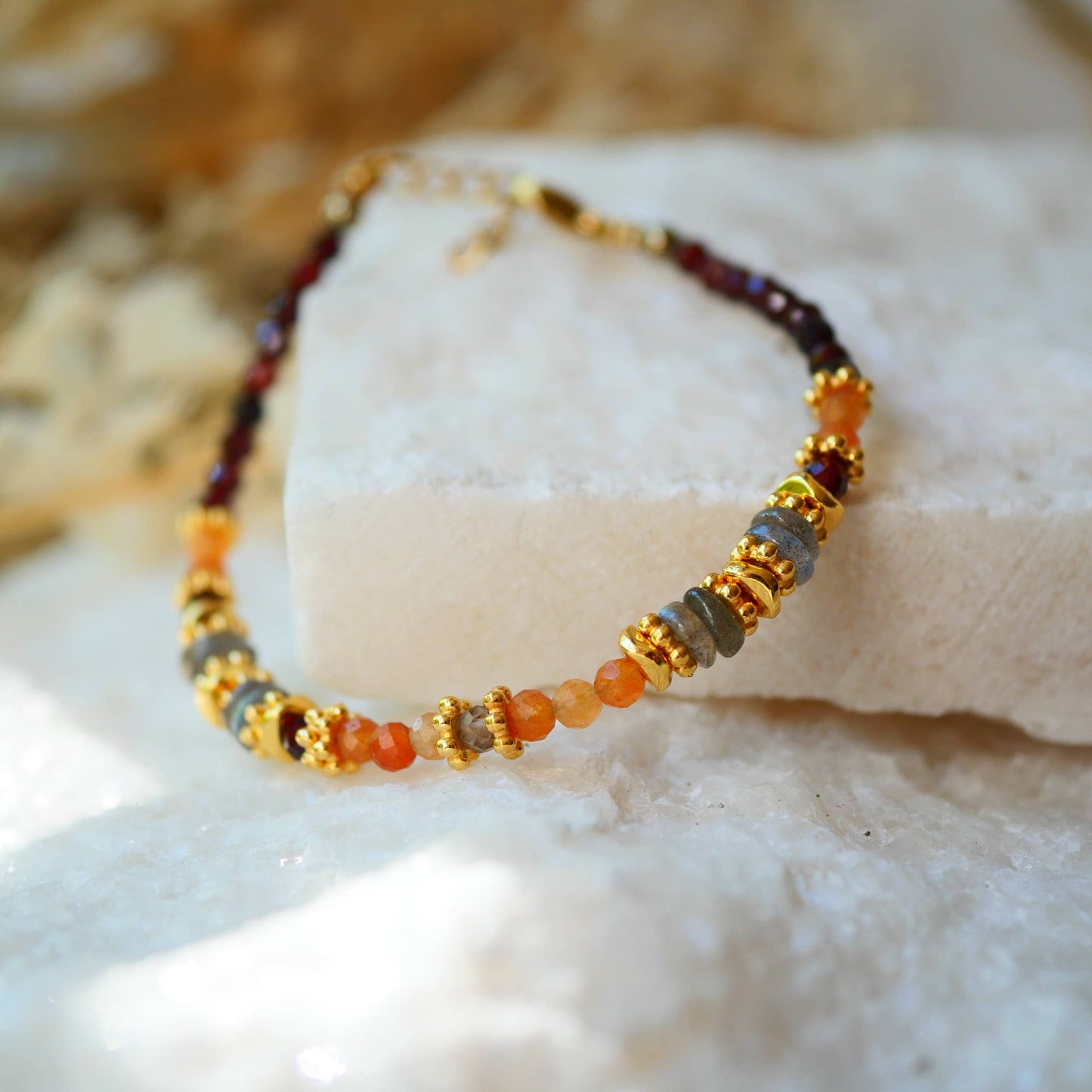 PULSERA NIRNAAN GRANATE