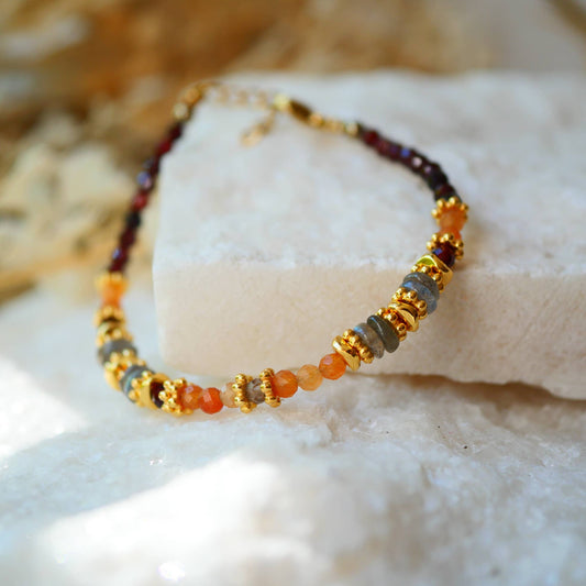 PULSERA NIRNAAN GRANATE