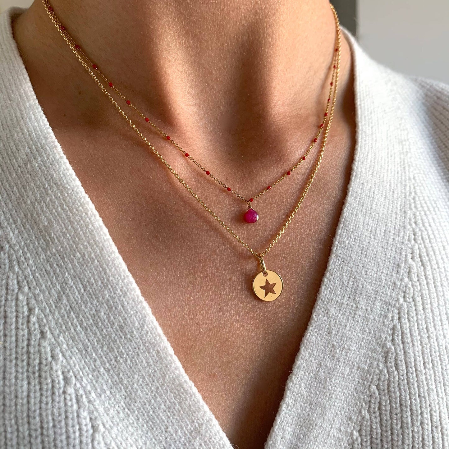 Collar de acero con colgante de piedra rosa fucsia