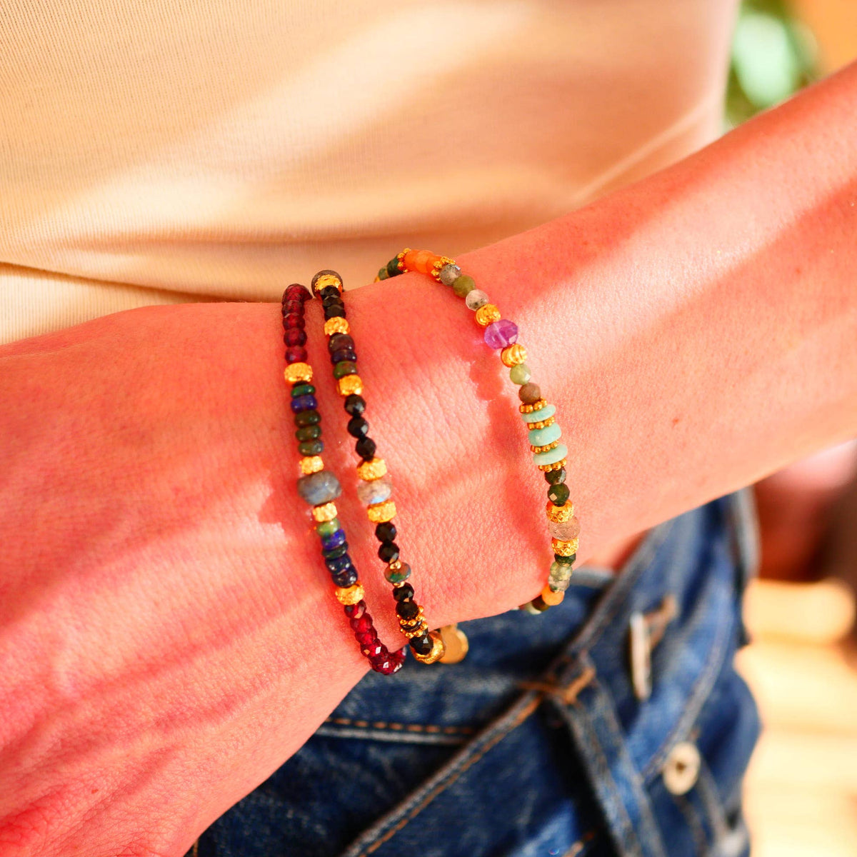 Pulsera Tamas · granate, ópalo negro y labradorita