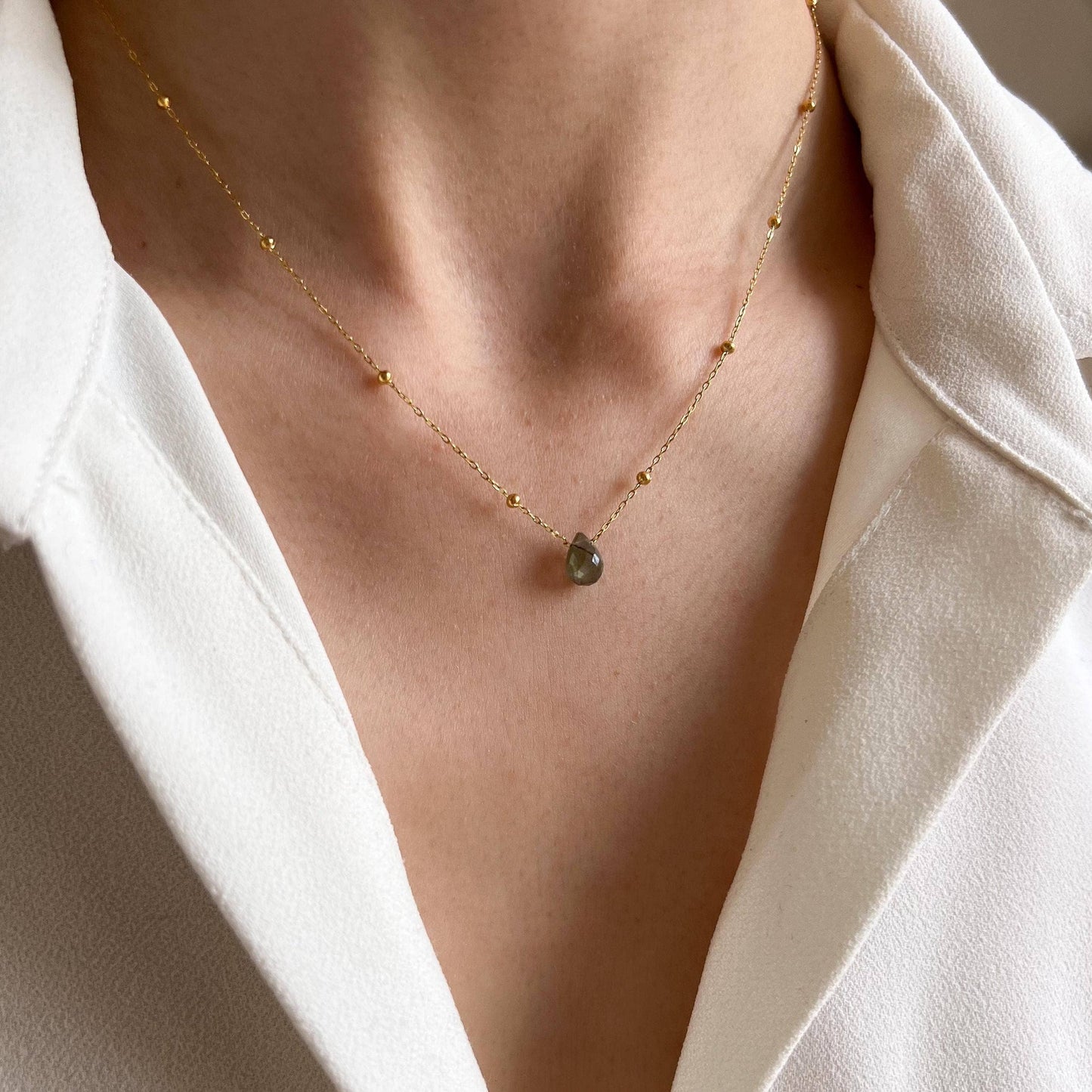 Collar fino con colgante de piedra labradorita en forma de gota