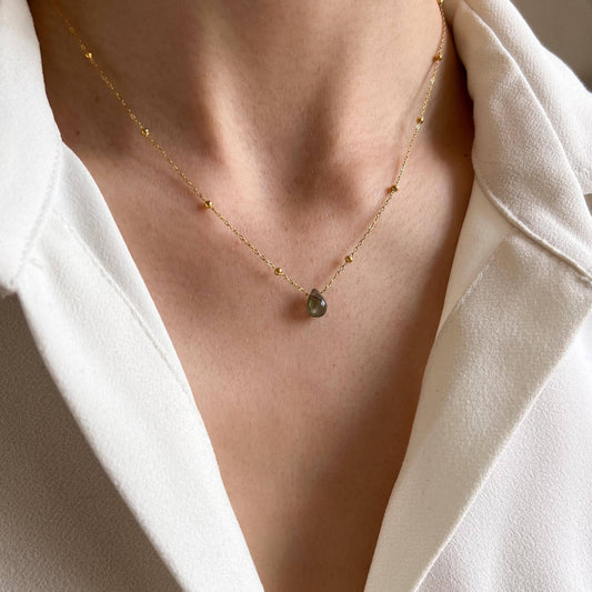 Collar fino con colgante de piedra labradorita en forma de gota