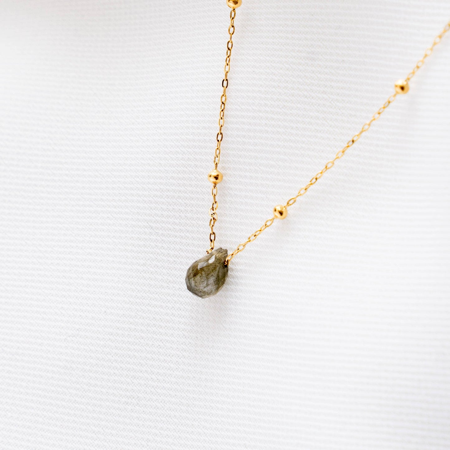 Collar fino con colgante de piedra labradorita en forma de gota