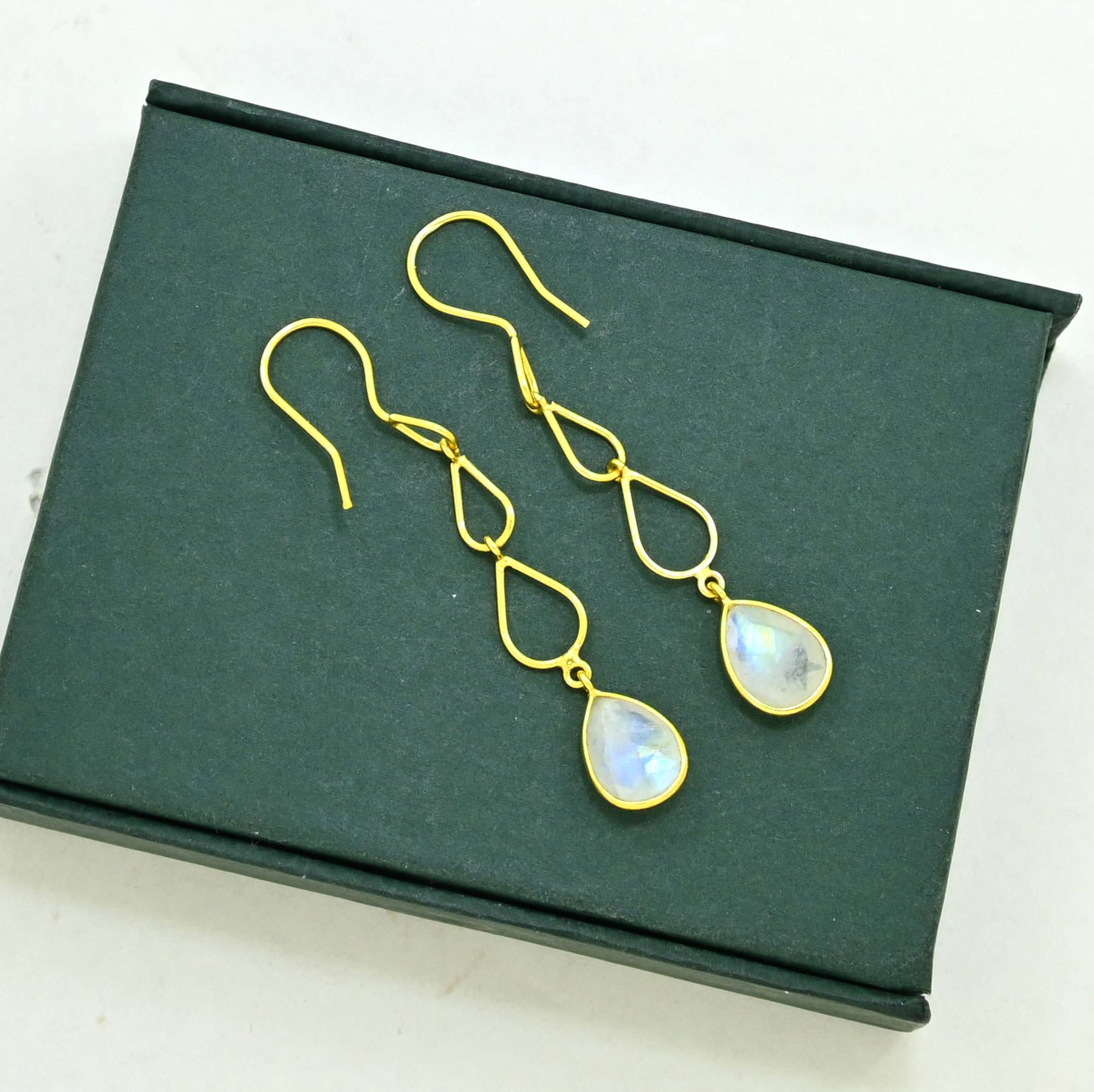 Pendiente Cecily de Plata 925 Chapado en Oro - Piedra Lunar Arcoíris