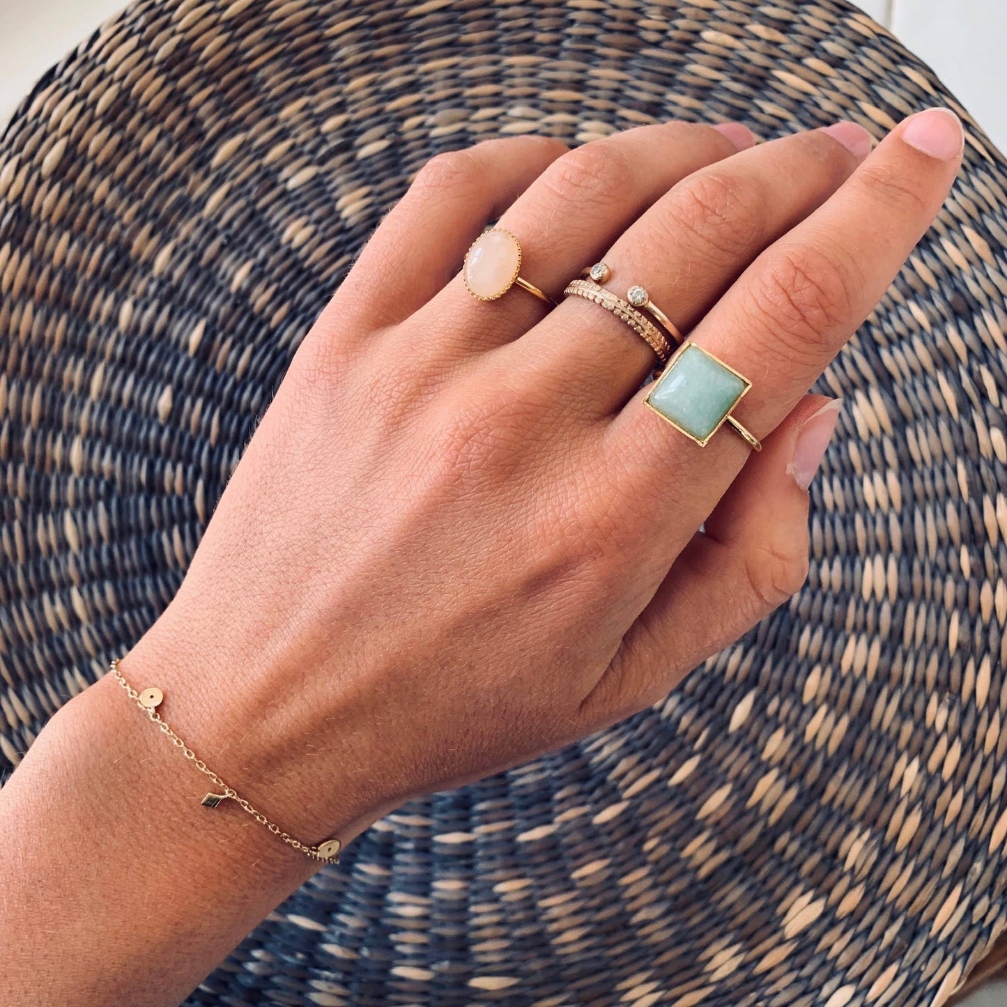 Anillo de mujer dorado con piedra ovalada de cuarzo dorado fino