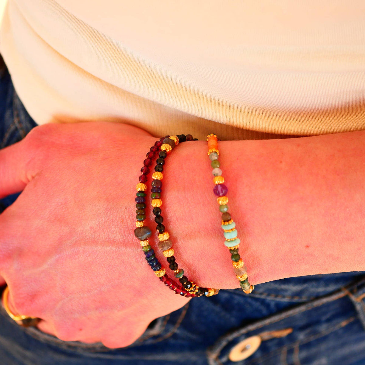 Pulsera Tamas · granate, ópalo negro y labradorita