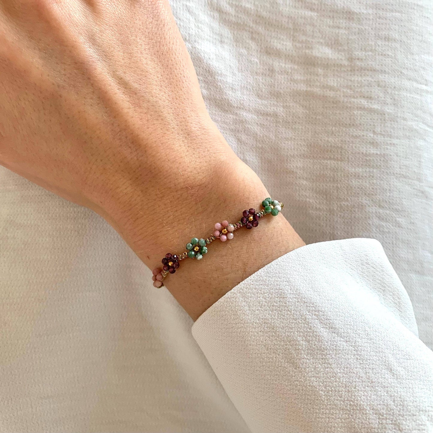 Pulsera de mujer con flores de piedra natural
