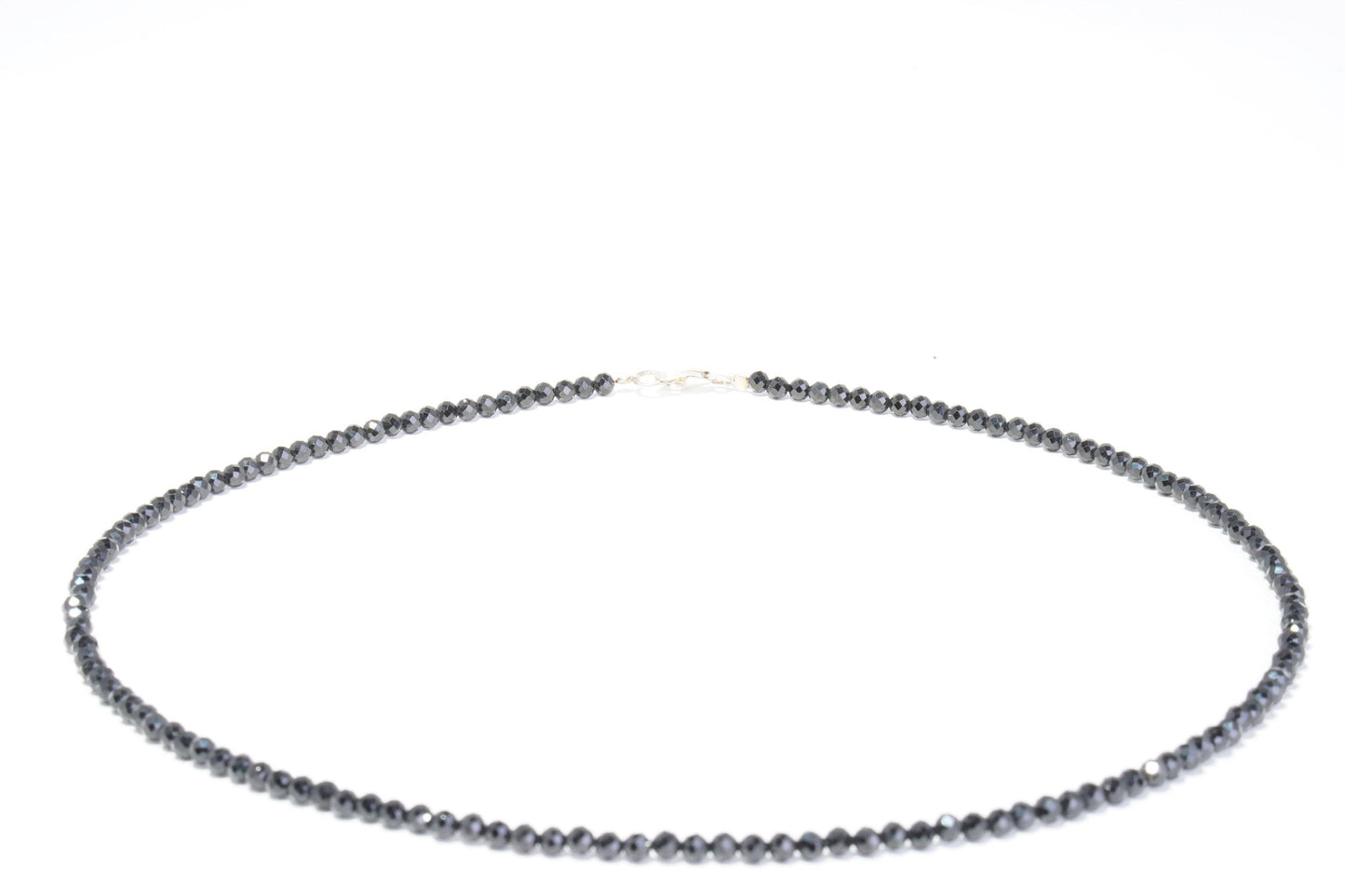 Collar de espinela de aproximadamente 3 mm facetado con cierre de plata 925