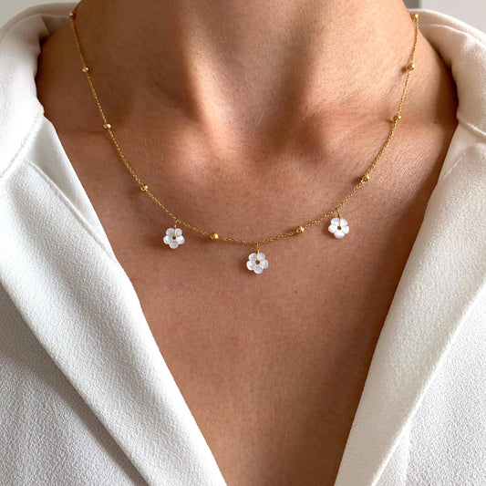 Collar de acero inoxidable con colgante de tres flores de nácar